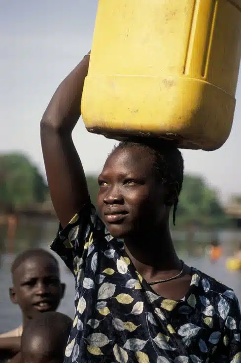 Femme puisant de l'eau dans une rivière en Éthiopie