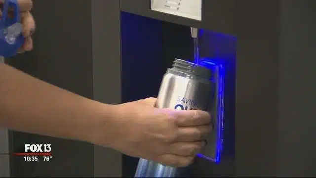 Remplissage d'une gourde au générateur d'eau C8