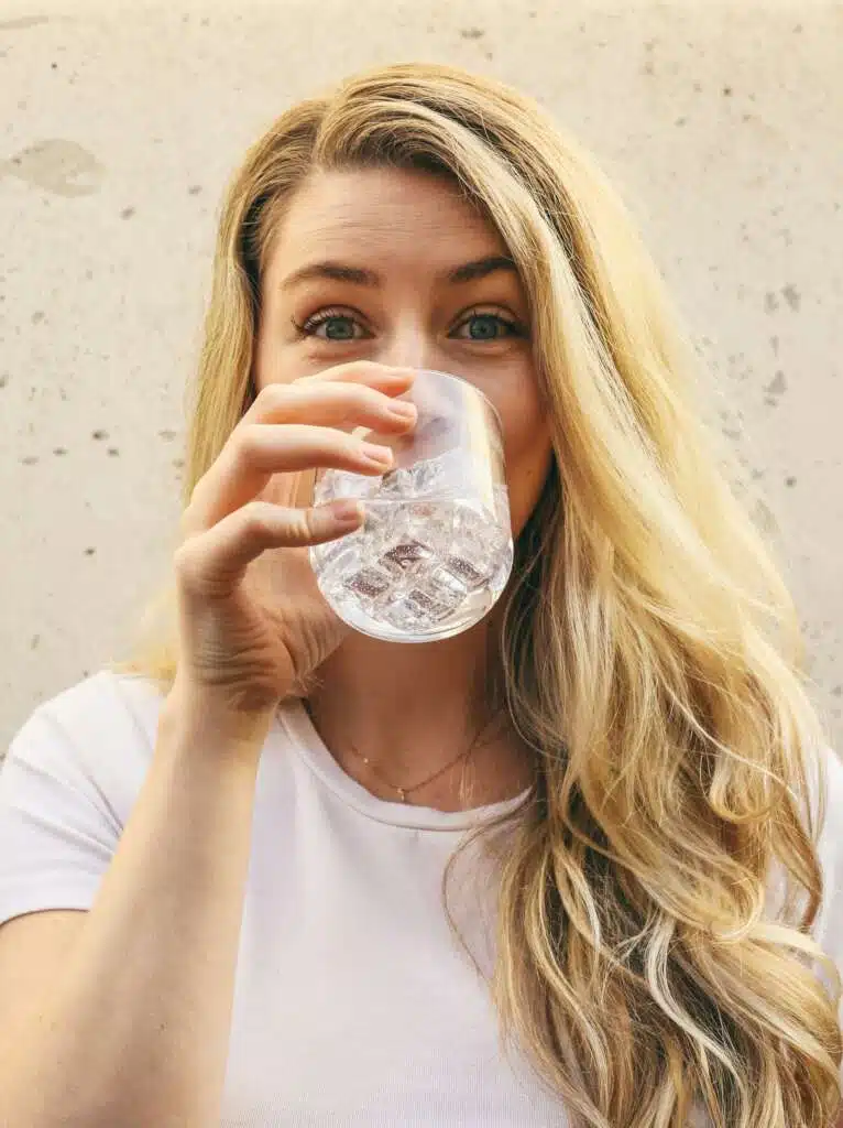 Jeune fille qui boit de l'eau filtrée