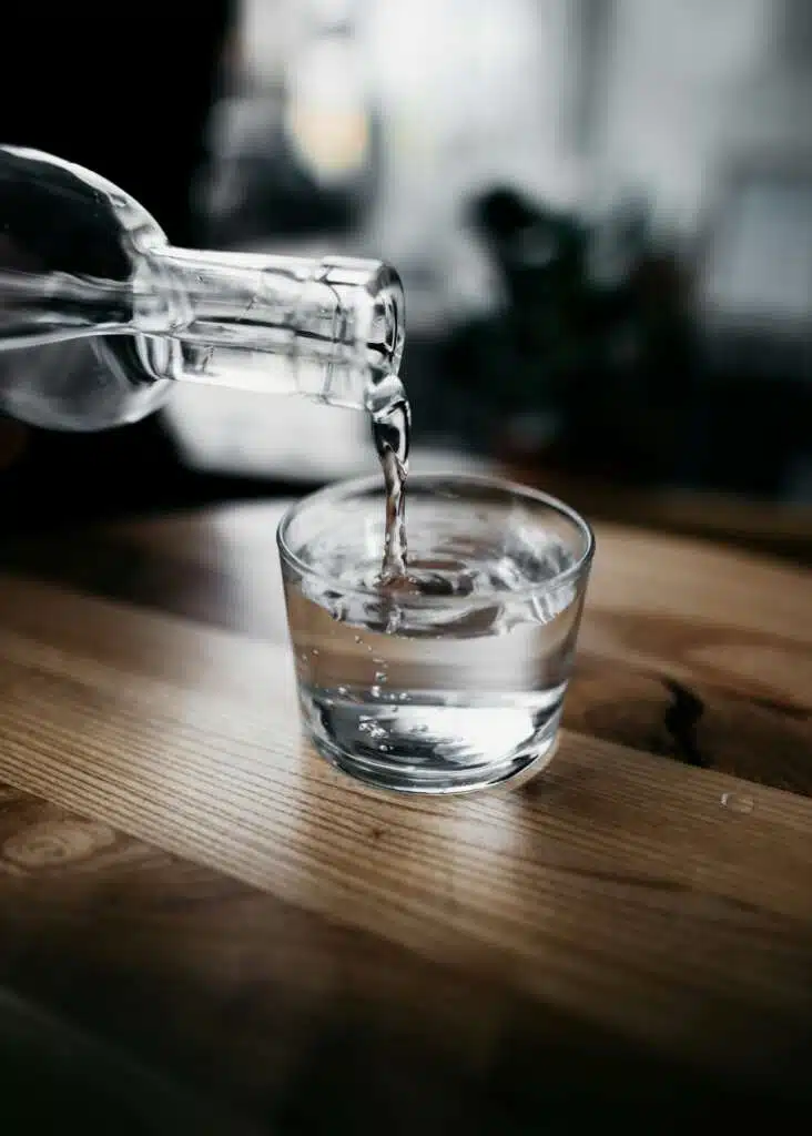 Versement d'eau dans un verre
