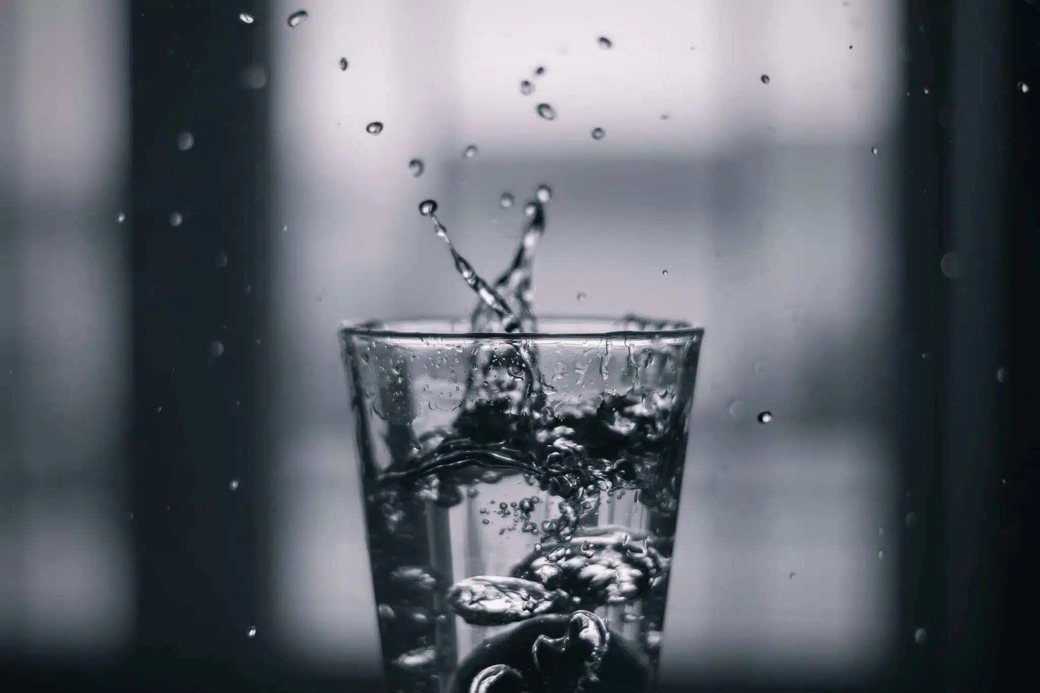 Acqua pura versata in un bicchiere