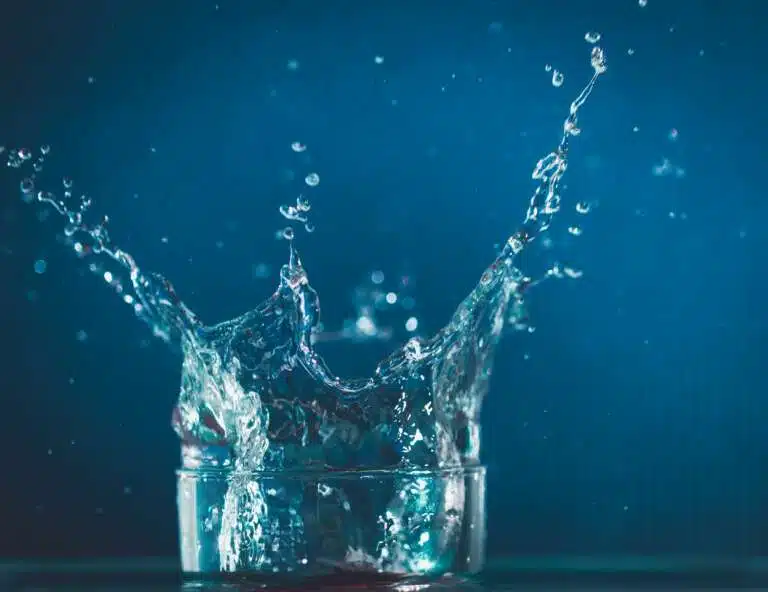 Éclaboussure d'eau dans un verre